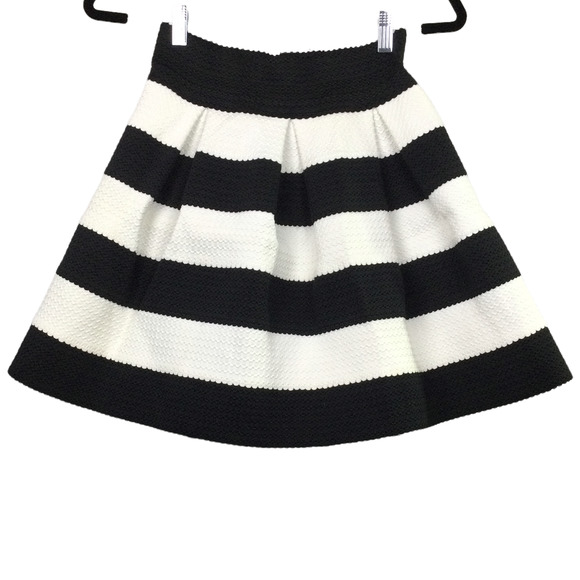 Xhilaration Dresses & Skirts - Xhiliration Black Cream Elastic Waist A-Line Textured Structured Mini Skirt Jr M